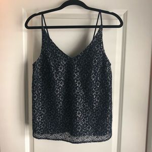 ❤️Banana Republic Navy V-Neck Top w/flower pattern